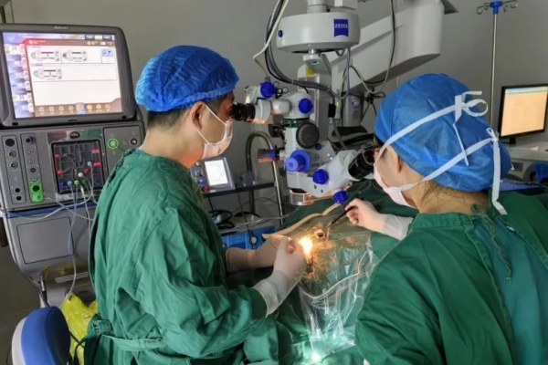 高gao三san遇yu視shi網wang膜mo脫tuo離li危wei機ji，鞏gong膜mo外wai加jia壓ya術shu成cheng視shi力li“救星”